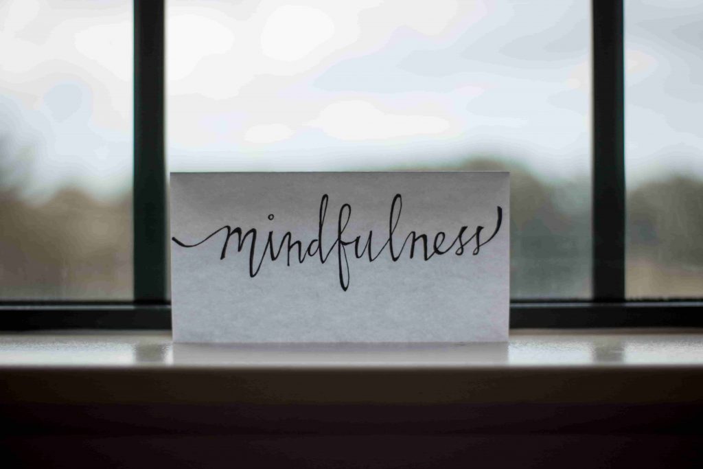 papel con la palabra mindfulness escrita