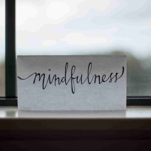 papel con la palabra mindfulness escrita